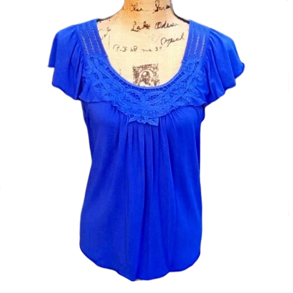 Gorgeous Willi Smith Top with Lace Detail and Cutouts